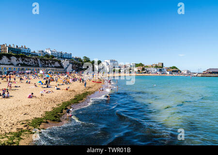 Englisch coastal Resort Stadt Broadstairs. Blick entlang der Küste der Massen am Strand genießen, klaren, blauen Himmel bei heißem Wetter im Sommer. Stockfoto