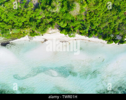 Luftbild von Oben nach Unten anzeigen tropisches Paradies unberührte Strand Regenwald blaue Lagune bei Banda Insel Pulau Ay. Indonesien Molukken Archipel, Travel des Stockfoto