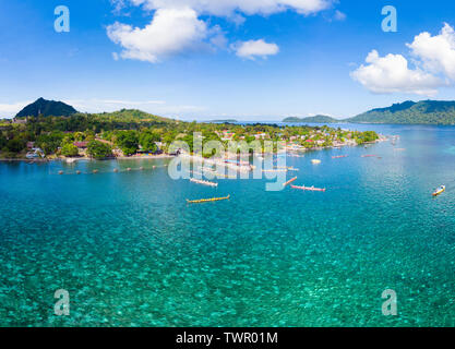 Luftaufnahme Banda Inseln Molukken Archipels Indonesien, Pulau Gunung Api, bandaneira Dorf, Coral Reef karibische Meer. Kora Kora traditionellen Kanu Stockfoto