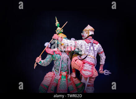 Hanuman Affe und riesigen schaukampf Schauspieler in Ramayana Leistung auf Grafik Thailand Stoff Muster Hintergrund. Asien Kunst zeigen auf Hanuman Schauspieler Punkt ac Stockfoto