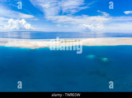 Antenne idyllische Atoll, landschaftlich reizvollen Reiseziel Malediven Polinesia. Blue Lagoon und Turquoise Coral Reef. In Wakatobi National Park, Indonesien Schuß Stockfoto