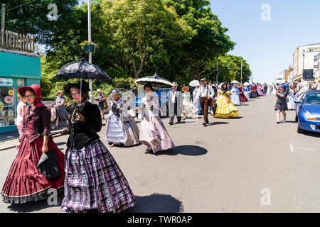 Jährliche Broadstairs Dickens Festival. Die wichtigsten Parade entlang den Hohen, Main Street, mit Menschen, die in der viktorianischen Kostüm wie Dickens Zeichen gekleidet. Stockfoto