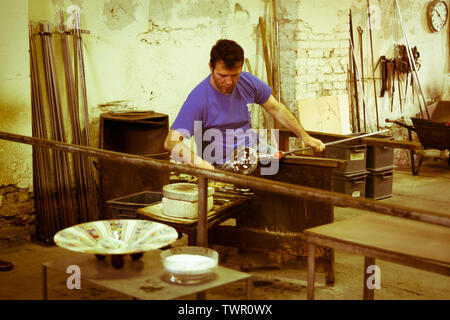 Insel Murano, Italien - 23. April 2017: Glasbläserei Handwerker bei der Arbeit in einer Kristall-Glas-Werkstatt in Insel Murano, Venedig. Murano Glasmacher verwenden Sie die s Stockfoto