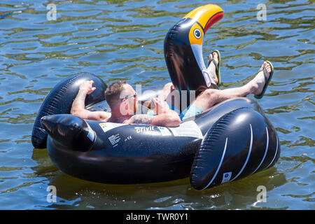 Iford, Dorset, Großbritannien. Am 22. Juni 2019. Perfektes Wetter, warm und sonnig, noch für Dorset Beiboot Tag mit Hunderten von Schlauchboote, Faltboote, Handwerk, Platten bilden eine Flottille Segeln von iford Brücke, den Fluss Stour zu Tuckton Brücke. Die Veranstaltung begann im Jahr 2014 als ein wenig Spaß, aber hat jetzt eine jährliche Veranstaltung Geld für Nächstenliebe und Getter jedes Jahr größer geworden. Man entspannende auf aufblasbaren Toucan aufblasbar. Credit: Carolyn Jenkins/Alamy leben Nachrichten Stockfoto