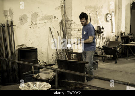 Insel Murano, Italien - 23. April 2017: Glasbläserei Handwerker bei der Arbeit in einer Kristall-Glas-Werkstatt in Insel Murano, Venedig. Murano Glasmacher verwenden Sie die s Stockfoto