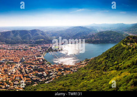 Como Stadt am Comer See von Bergen in der italienischen Region Lombardei, Italien, Europa umgeben. Stockfoto