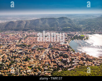 Como Stadt am Comer See von Bergen in der italienischen Region Lombardei, Italien, Europa umgeben. Stockfoto