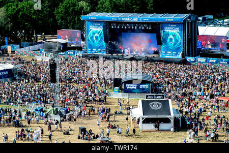 Niedersachsen, Deutschland. Niedersachsen, Deutschland, 22. Juni 2019, Niedersachsen, Scheeßel: Am Hurricane Festival, Festival - goers lauschen Sie dem Konzert der Deutschen hip-hop Gruppe 'Die Orsons'. Das Open-Air-Festival mit rund 65.000 Besuchern findet vom 21. bis 23. Juni. Foto: Hauke-Christian Dittrich/dpa Stockfoto