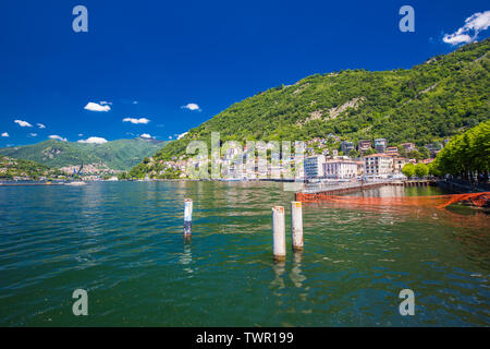 COMO, Italien - 1. Juni 2019 - Como Stadt umgeben von Bergen Stockfoto