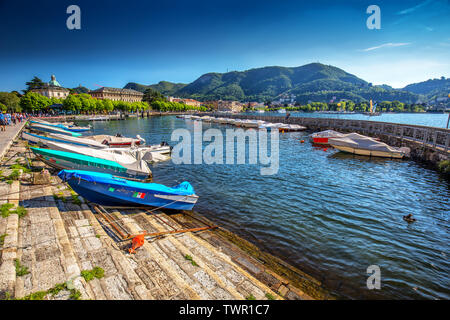 Como Stadt am Comer See von Bergen in der italienischen Region Lombardei, Italien, Europa umgeben Stockfoto