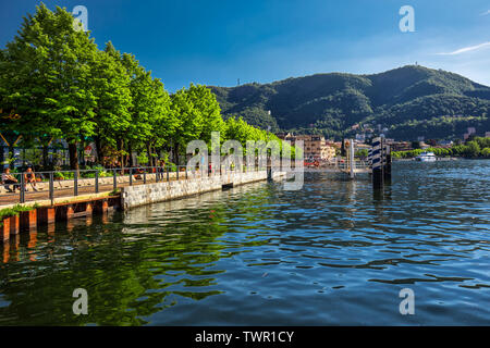 Como Stadt am Comer See von Bergen in der italienischen Region Lombardei, Italien, Europa umgeben Stockfoto