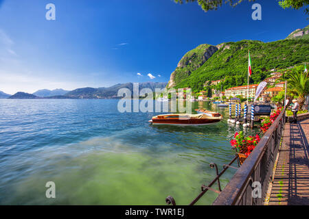 Menaggio Altstadt am Comer See mit den Bergen im Hintergrund, Lombardei, Italien, Europa. Stockfoto