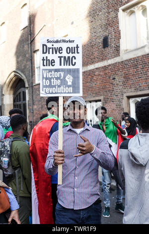 St James's, London, Großbritannien. 22. Juni 2019. Die Demonstranten versammeln sich außerhalb der Sudanesischen Botschaft in St James's, London, gegen die Durchführung des derzeitigen Regimes in ihrem Land, im Sudan zu protestieren. Credit: Peter Hogan/Alamy leben Nachrichten Stockfoto