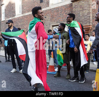 St James's, London, Großbritannien. 22. Juni 2019. Die Demonstranten versammeln sich außerhalb der Sudanesischen Botschaft in St James's, London, gegen die Durchführung des derzeitigen Regimes in ihrem Land, im Sudan zu protestieren. Credit: Peter Hogan/Alamy leben Nachrichten Stockfoto