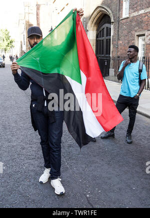 St James's, London, Großbritannien. 22. Juni 2019. Die Demonstranten versammeln sich außerhalb der Sudanesischen Botschaft in St James's, London, gegen die Durchführung des derzeitigen Regimes in ihrem Land, im Sudan zu protestieren. Credit: Peter Hogan/Alamy leben Nachrichten Stockfoto