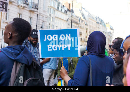 St James's, London, Großbritannien. 22. Juni 2019. Die Demonstranten versammeln sich außerhalb der Sudanesischen Botschaft in St James's, London, gegen die Durchführung des derzeitigen Regimes in ihrem Land, im Sudan zu protestieren. Credit: Peter Hogan/Alamy leben Nachrichten Stockfoto