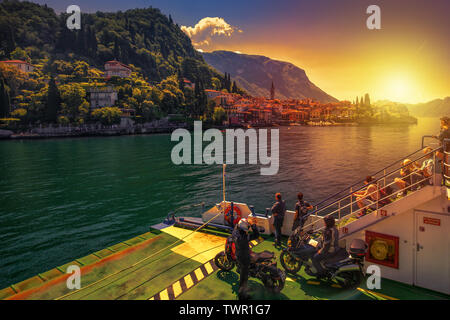 Sonnenuntergang über varena Altstadt mit den Bergen im Hintergrund, während Sie im Sonnenuntergang, Italien, Europa. Stockfoto