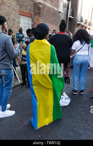 St James's, London, Großbritannien. 22. Juni 2019. Die Demonstranten versammeln sich außerhalb der Sudanesischen Botschaft in St James's, London, gegen die Durchführung des derzeitigen Regimes in ihrem Land, im Sudan zu protestieren. Credit: Peter Hogan/Alamy leben Nachrichten Stockfoto