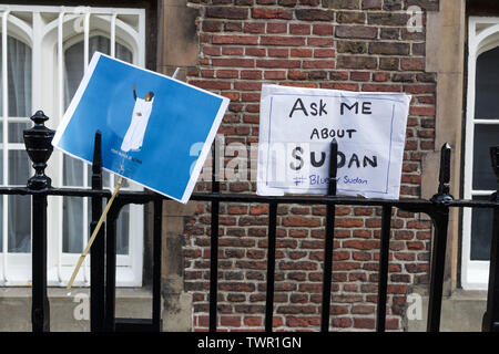 St James's, London, Großbritannien. 22. Juni 2019. Die Demonstranten versammeln sich außerhalb der Sudanesischen Botschaft in St James's, London, gegen die Durchführung des derzeitigen Regimes in ihrem Land, im Sudan zu protestieren. Credit: Peter Hogan/Alamy leben Nachrichten Stockfoto