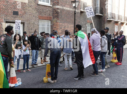 St James's, London, Großbritannien. 22. Juni 2019. Die Demonstranten versammeln sich außerhalb der Sudanesischen Botschaft in St James's, London, gegen die Durchführung des derzeitigen Regimes in ihrem Land, im Sudan zu protestieren. Credit: Peter Hogan/Alamy leben Nachrichten Stockfoto