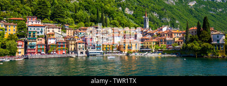 VARENNA, Italien - 1. Juni 2019 - Varenna Altstadt mit den Bergen im Hintergrund, Italien, Europa. Stockfoto