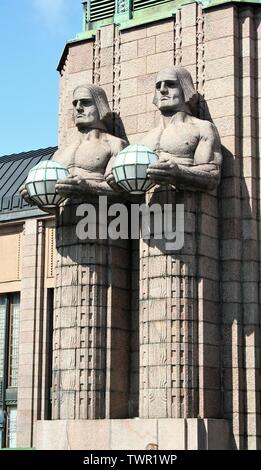 Deatil der Fassade der Hauptbahnhof in Helsinki, mit Paaren von Statuen Holding kugelförmige Lampen, im Jugendstil Stockfoto