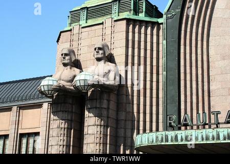 Deatil der Fassade der Hauptbahnhof in Helsinki, mit Paaren von Statuen Holding kugelförmige Lampen, im Jugendstil Stockfoto