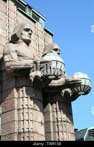 Deatil der Fassade der Hauptbahnhof in Helsinki, mit Paaren von Statuen Holding kugelförmige Lampen, im Jugendstil Stockfoto