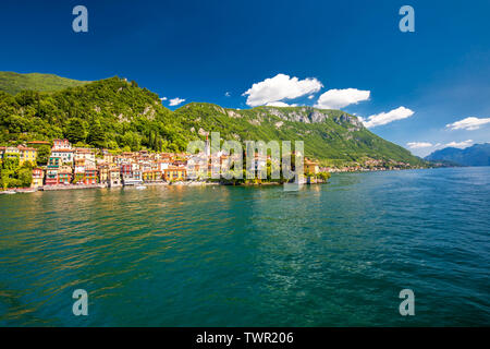 Altstadt von Varenna am Comer See mit den Bergen im Hintergrund, Lombardei, Italien, Europa. Stockfoto