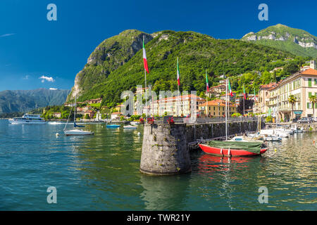 Menaggio Altstadt am Comer See mit den Bergen im Hintergrund, Lombardei, Italien, Europa Stockfoto