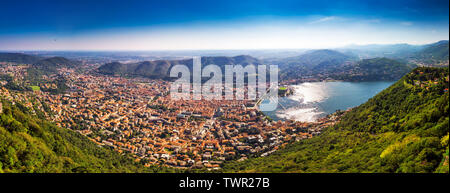 Como Stadt am Comer See von Bergen in der italienischen Region Lombardei, Italien, Europa umgeben. Stockfoto