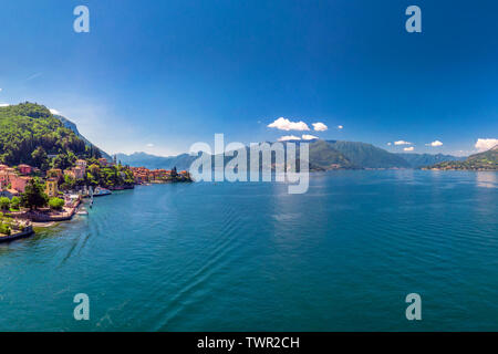 Varenna am Comer See von Bergen in der Provinz Lecco in der italienischen Region Lombardei, Italien, Europa umgeben. Stockfoto