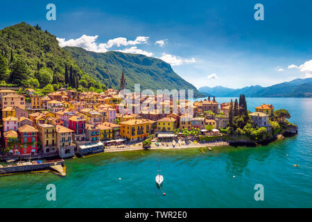 Luftaufnahme von Varena Altstadt am Comer See mit den Bergen im Hintergrund, Italien, Europa.