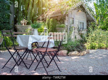 Outdoor Tisch englisch Vintage Style im Garten. Garten Design Idee Konzept Stockfoto