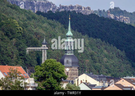 Bad Schandau, Kirchturm, historische Aufzug und Sandsteinfelsen der Nationalpark Sächsische Schweiz, Sachsen, Deutschland, Europa Stockfoto