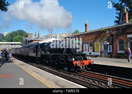 London, Midland and Scottish Railway Klasse 5 Lokomotive, 44871, schleppt einen Ausflug Zug durch St. Leonards Warrior Square Station am 22. Juni 2019. Stockfoto