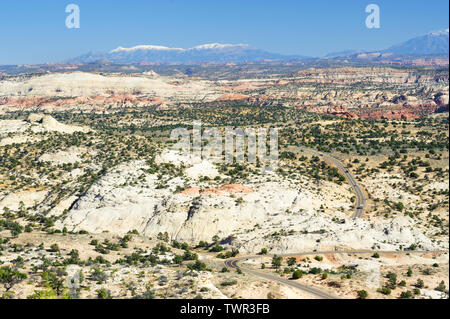 Scenic Byway 12 durch wüstenhaft Landschaft, vom Kopf des Felsen blicken in der Nähe von Escalante, Utah gesehen. Henry Mountains im Hintergrund. Stockfoto