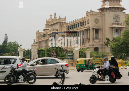 Bangalore, Karnataka India-June 04 2019: Verkehr in der Nähe von Vidhana Soudha Bengalore. Stockfoto