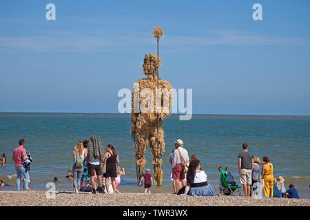 Am 22. Juni 2019. Lowestoft, England, UK. Von Lowestoft First Light Festival, Menschenmassen auf South Beach mit Temperaturen von über 20 Grad mit schönen blauen Himmel zu sammeln. Festival läuft für 24 Stunden non-stop bis 12:00 Uhr am Sonntag. Besucher Blick auf das Stroh Pakefield Mann'. Kunst liebe FlipSide, liefern die Festival in Partnerschaft mit Hemingway Design. Besucher Blick auf das Stroh Pakefield Mann'. Stockfoto