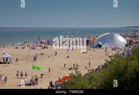 Am 22. Juni 2019. Lowestoft, England, UK. Von Lowestoft First Light Festival, Menschenmassen auf South Beach mit Temperaturen von über 20 Grad mit schönen blauen Himmel zu sammeln. Festival läuft für 24 Stunden non-stop bis 12:00 Uhr am Sonntag. Besucher Blick auf das Stroh Pakefield Mann'. Kunst liebe FlipSide, liefern die Festival in Partnerschaft mit Hemingway Design. Besucher Blick auf das Stroh Pakefield Mann'. Stockfoto