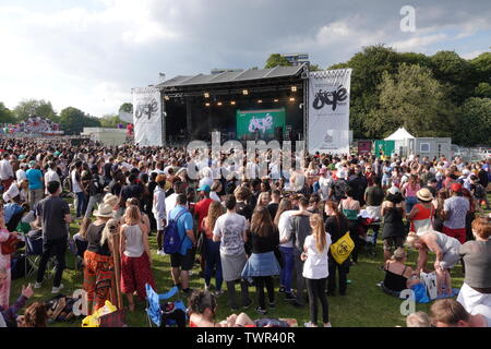 Sefton Park, Liverpool, Großbritannien. Am 22. Juni 2019. Die Menschen in der Sonne entspannen und die Musik am 2019 Afrika Oye Music Festival in Liverpools Sefton Park genießen. Das kostenlose Festival ist das größte Feier der afrikanische und karibische Musik und Kultur und zieht Tausende von Menschen über das Wochenende. Credit: Ken Biggs/Alamy Leben Nachrichten. Stockfoto