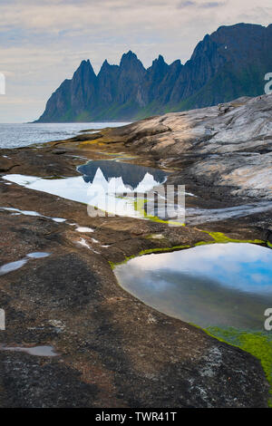 Eine Fahrt um den National Scenic Route auf der norwegischen Insel Senja wird zu den Teufeln Kiefer, eine atemberaubende Serie der gezackten Gipfeln führen. Stockfoto