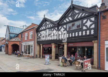 Prescot Zentrum die Heimat des neuen Shakespeare im Norden Theater. Eccleston Street. Einkaufszentrum Stockfoto