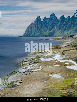 Die Insel Senja in der norwegischen Arktis home zu den atemberaubenden zerklüfteten Berggipfel, zerklüftete Küste, weiße Sandstrände. Stockfoto