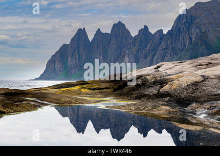 Tungeneset, oder der Teufel Kiefer, ist eine schöne Auswahl an schroffen Berggipfeln entlang der National Scenic Route auf der norwegischen Insel Senja. Stockfoto