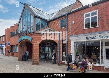 Prescot Zentrum die Heimat des neuen Shakespeare im Norden Theater. Eccleston Street. Einkaufszentrum Stockfoto