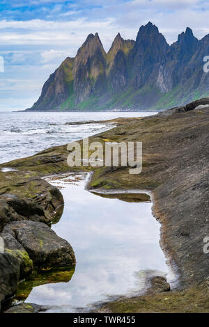 Die Küste von der National Scenic Route ist ein toller Aussichtspunkt für die Teufel Kiefer, eine wunderschöne Bergkette auf der Insel Senja, Norwegen. Stockfoto