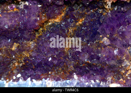 Tief violett Amethyst geode Nahaufnahme, amethyst Quarz natürliche Kristall Edelstein Makroaufnahme lila Hintergrund mit bokeh Effect Stockfoto