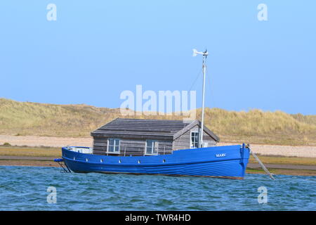 Ein Boot wie eine kleine Arche Noah im Hafen von morston Quay, Blakeney Point Nature Reserve, Norfolk, Großbritannien Stockfoto