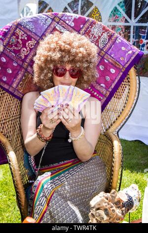Portrait einer weiblichen Hellseher, die Tarot Karten auf Ihrem Stand liest beim Afrika Oye Music Festival in Liverpools Sefton Park, Großbritannien Stockfoto